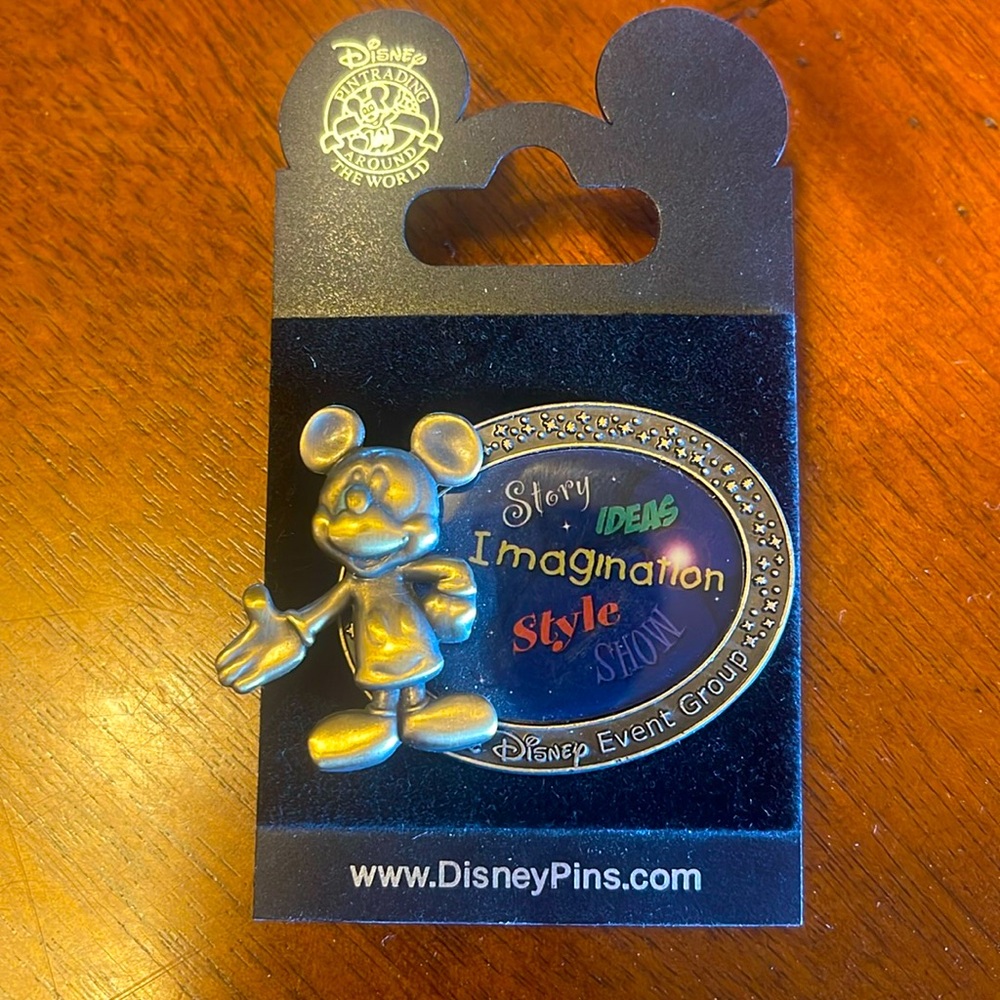 Disney Trading Pin - Picture 1 of 3